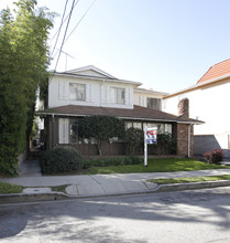 11208 Huston St in North Hollywood, CA - Foto de edificio - Building Photo