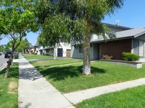 1555 E Fairfield Ct in Ontario, CA - Building Photo - Building Photo