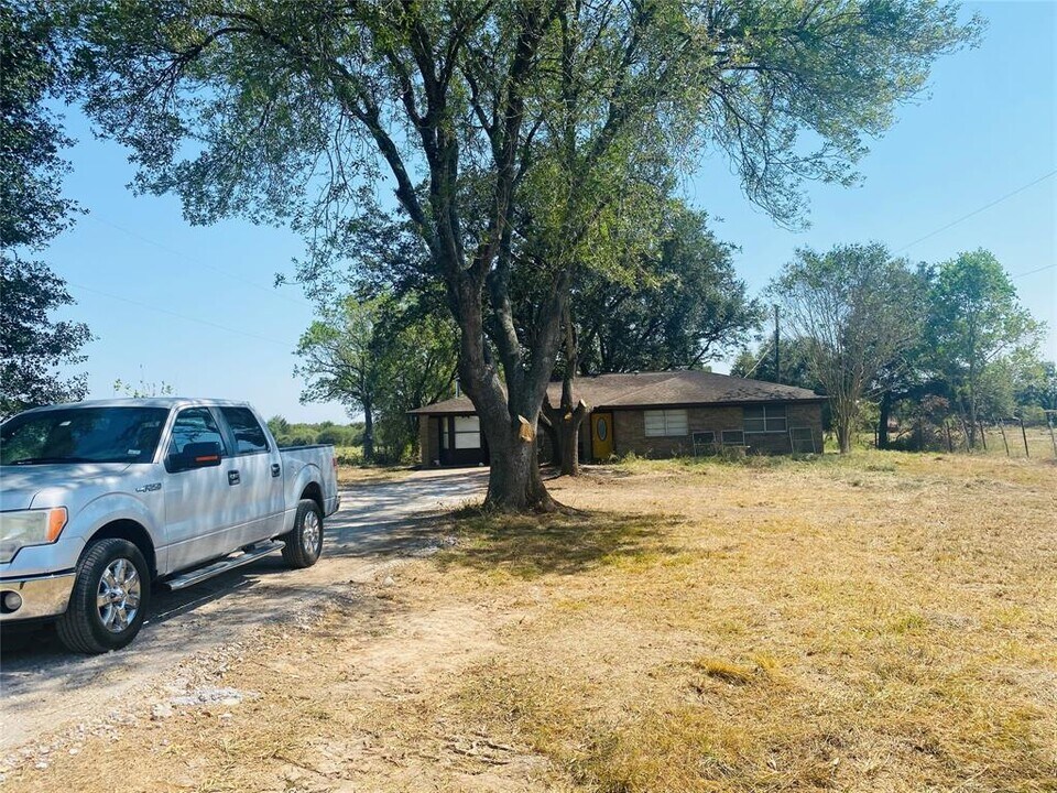 6223 Fenske Ln in Needville, TX - Foto de edificio