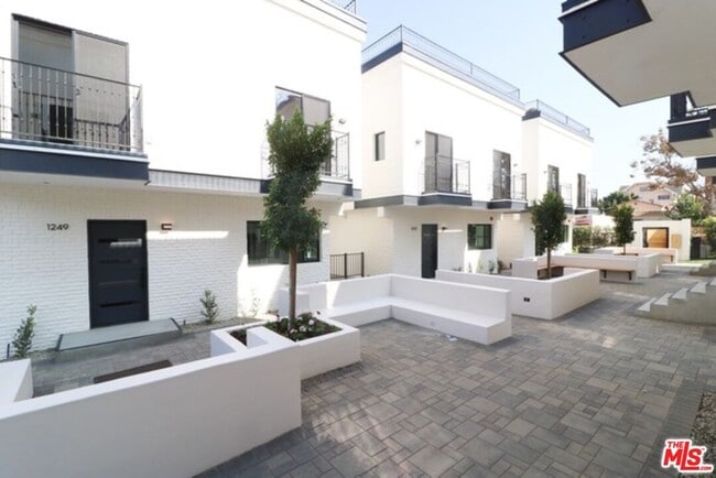 property at 1249 S Plymouth Blvd