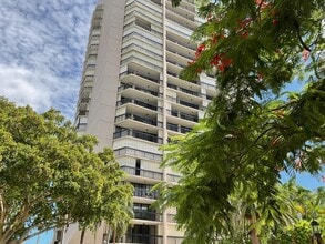 2425 Presidential Way in West Palm Beach, FL - Building Photo - Building Photo