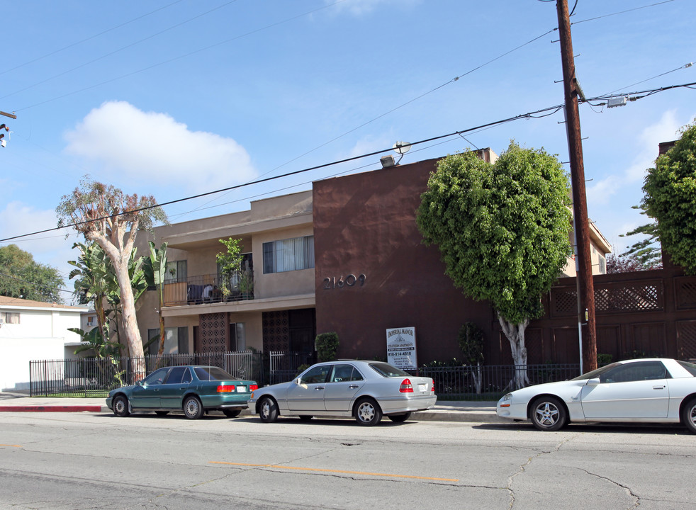 Imperial Manor in Canoga Park, CA - Building Photo