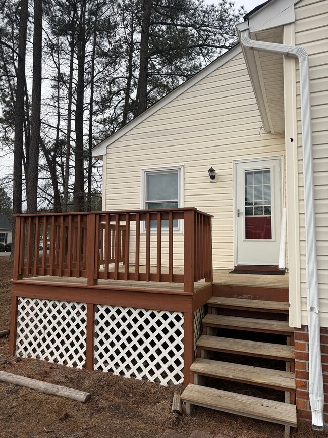 24002 Sequoia Rd in Petersburg, VA - Building Photo - Building Photo