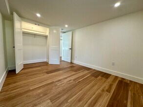 122 S Silver Ln in Sunderland, MA - Foto de edificio - Building Photo