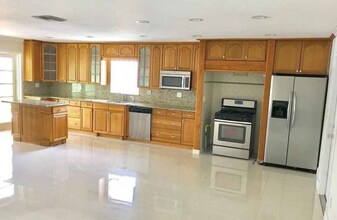 11 NE 17th Ave in Pompano Beach, FL - Foto de edificio - Building Photo