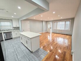 11714 197th St, Unit 1 in Saint Albans, NY - Building Photo