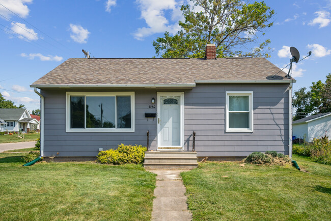 1060 17th St NE in Cedar Rapids, IA - Foto de edificio - Building Photo