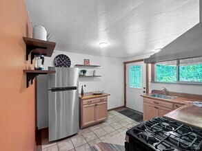 17423 Neeley Rd in Guerneville, CA - Building Photo - Building Photo