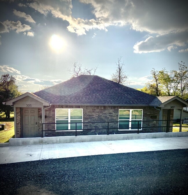 property at 305 N Franklin Ave