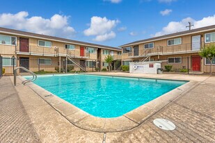 Riviera Apartments in Fresno, CA - Building Photo