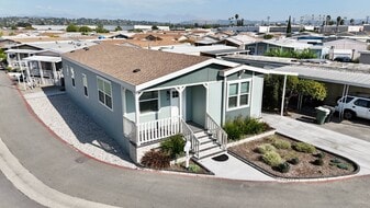 34 Elm Via in Anaheim, CA - Building Photo
