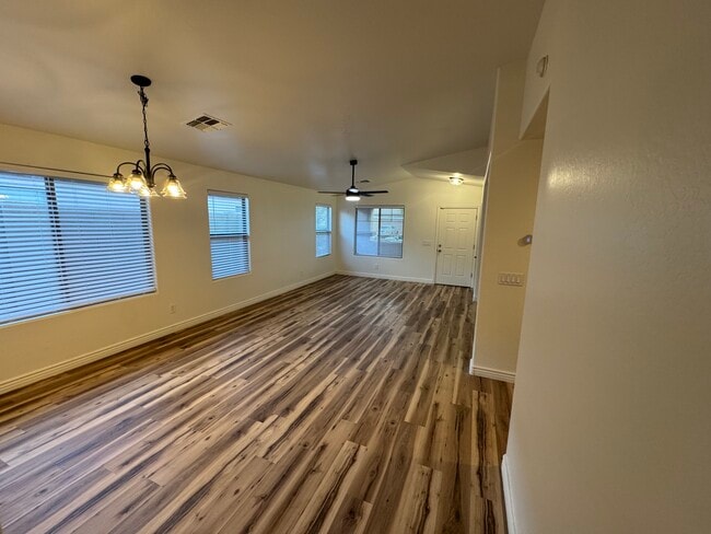 2432 W Tamarisk Ave in Phoenix, AZ - Foto de edificio - Building Photo