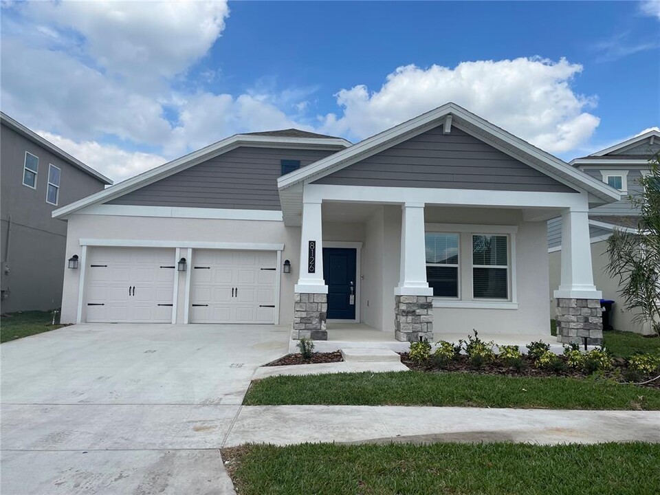 8126 Sayings Dr in Oakland, FL - Building Photo