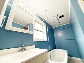 7402 Park Ln-Unit -Unit 3 in Cleveland, OH - Building Photo - Building Photo