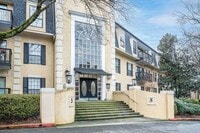 3203 Pine Heights Dr NE