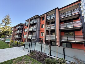 West Bay Court in Vancouver, BC - Building Photo
