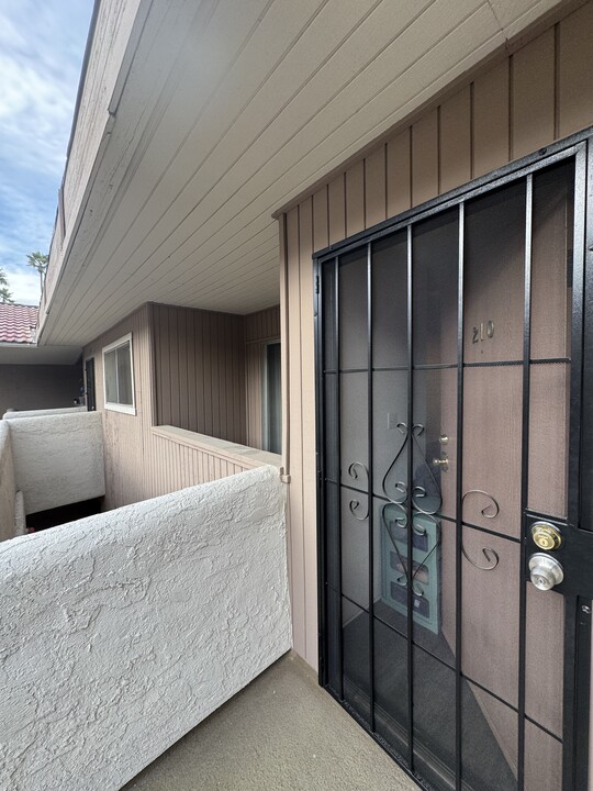 2825 N Los Felices Rd, Unit 210 in Palm Springs, CA - Building Photo