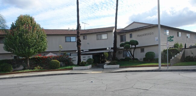 Tradewind Apartments in Covina, CA - Foto de edificio - Building Photo