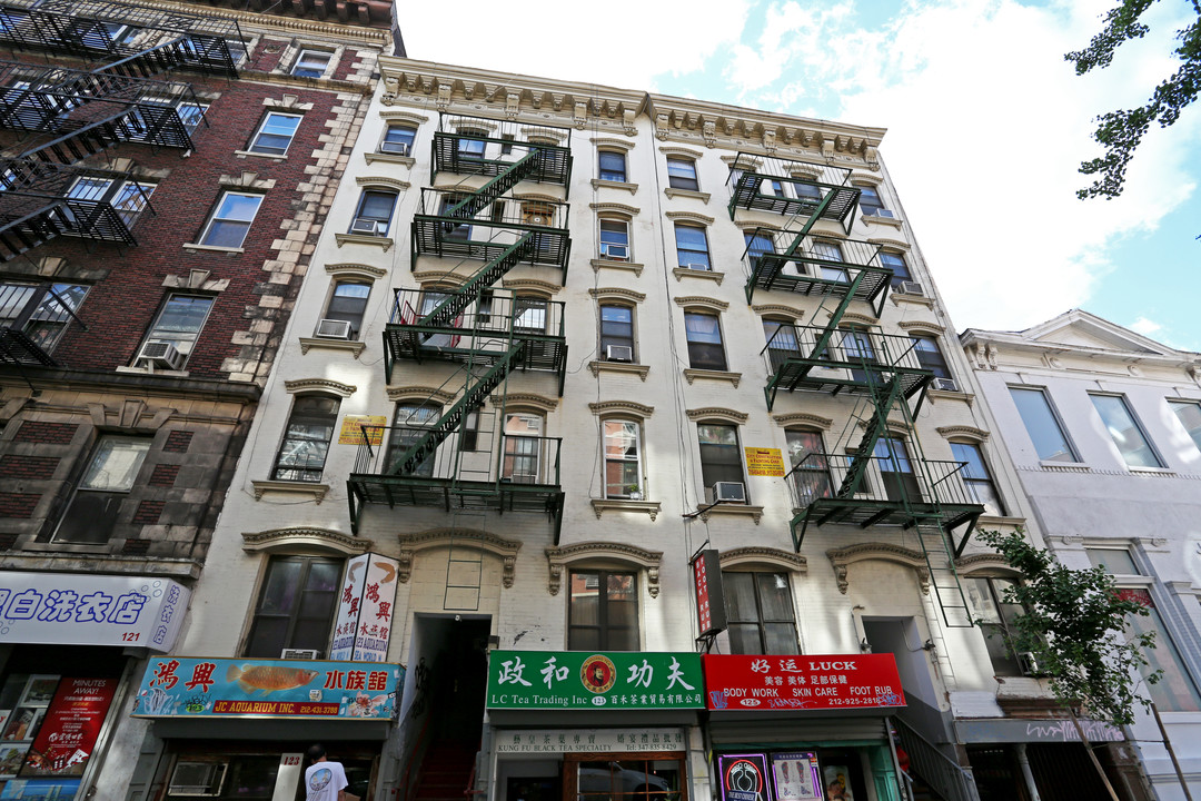 123 Elizabeth St in New York, NY - Building Photo