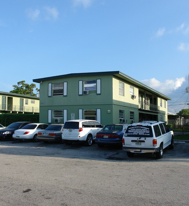 Lenox Apartments in Fort Lauderdale, FL - Building Photo - Building Photo