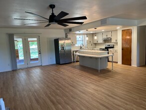1415 Oakridge Dr in Blanco, TX - Building Photo - Building Photo