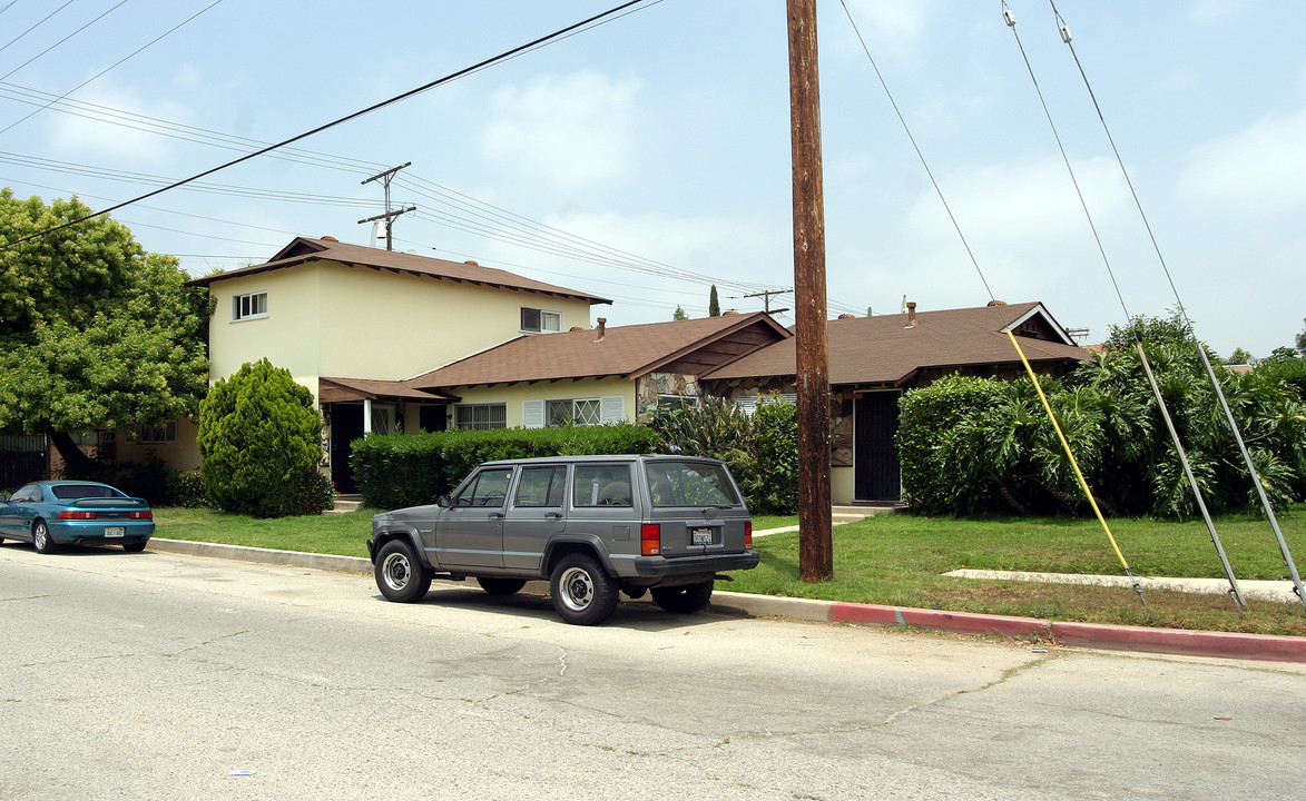 5701-5705 Woodman Ave in Van Nuys, CA - Foto de edificio