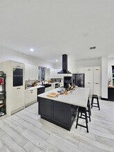 2019 Harbor View Cir in Weston, FL - Foto de edificio - Building Photo