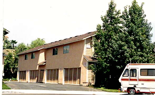 2399 Mt. Humphries Cir in Corona, CA - Foto de edificio - Building Photo