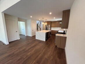 562 E Market St in Long Beach, NY - Building Photo - Building Photo