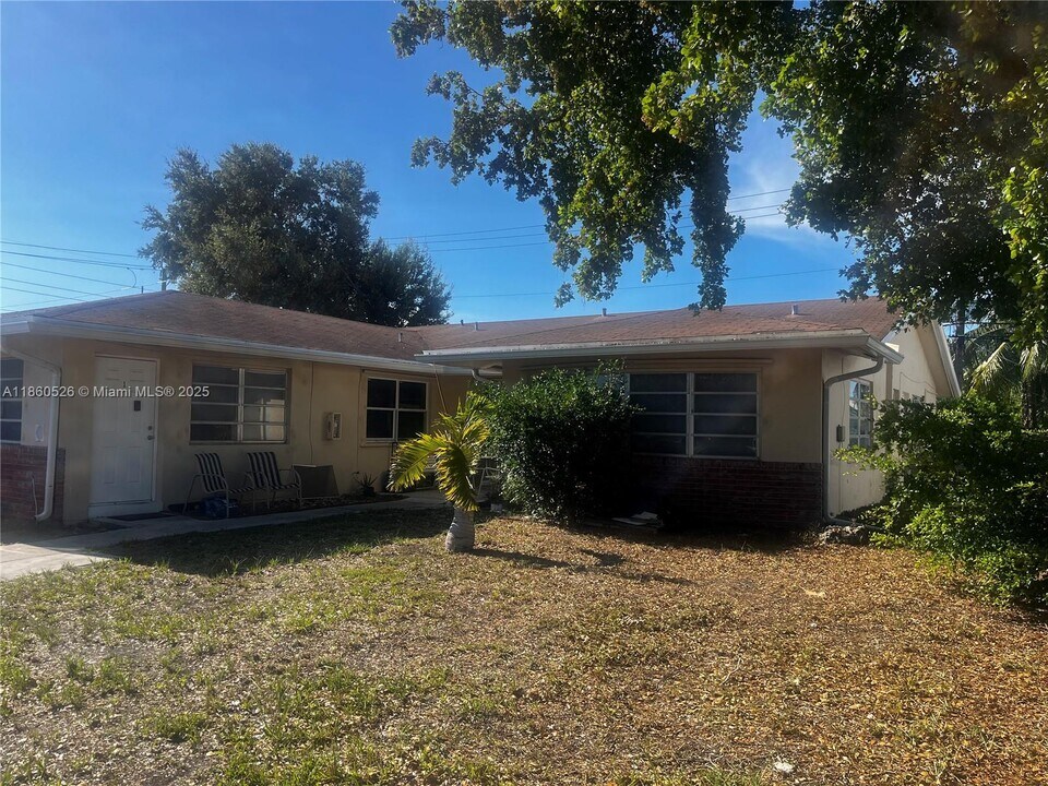 1821 NE 56th St in Fort Lauderdale, FL - Building Photo