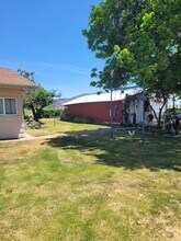 5842 Henley Rd in Klamath Falls, OR - Building Photo - Building Photo