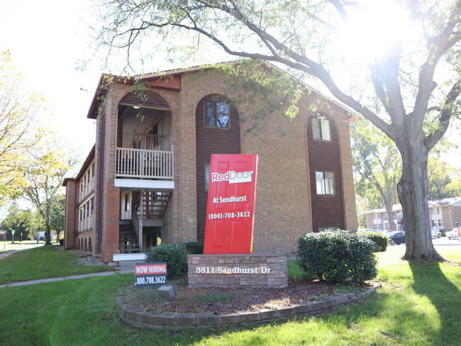 Sandhurst in Lansing, MI - Foto de edificio - Building Photo