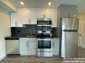 1028a Commonwealth Ave, Unit 304 in Boston, MA - Building Photo