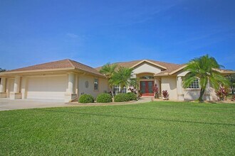 811 Rotonda Cir in Rotonda West, FL - Building Photo - Building Photo