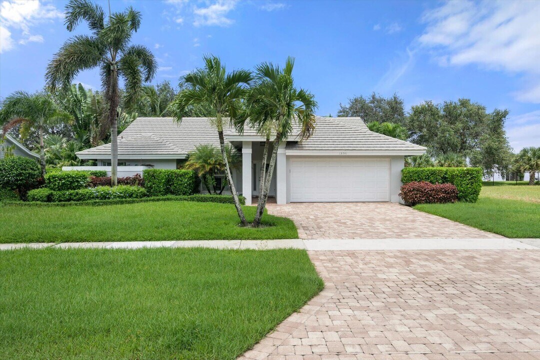 13741 Sheffield St in Wellington, FL - Building Photo