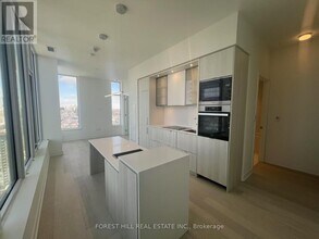 11 Yorkville Ave in Toronto, ON - Building Photo - Building Photo