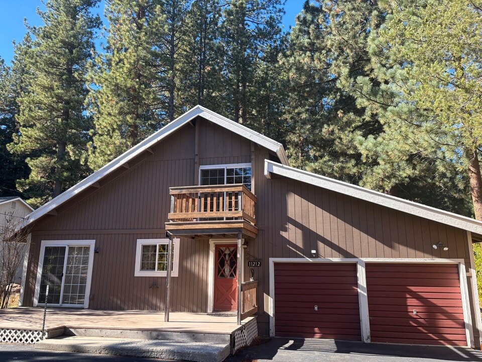 11212 Star Pine Rd in Truckee, CA - Building Photo
