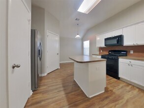 810 Forest Hillside Ln in Houston, TX - Building Photo - Building Photo