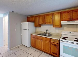 15540 Chamberlain Blvd, Unit A in Port Charlotte, FL - Foto de edificio - Building Photo