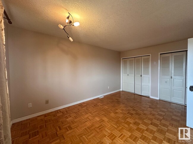 18307-18377 77 Ave NW in Edmonton, AB - Building Photo - Building Photo