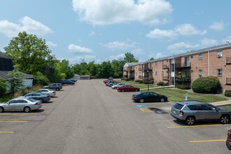 Fox Run Apartments in Austintown, OH - Foto de edificio - Building Photo