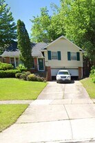 1099 Woodview Rd in Cleveland Heights, OH - Building Photo