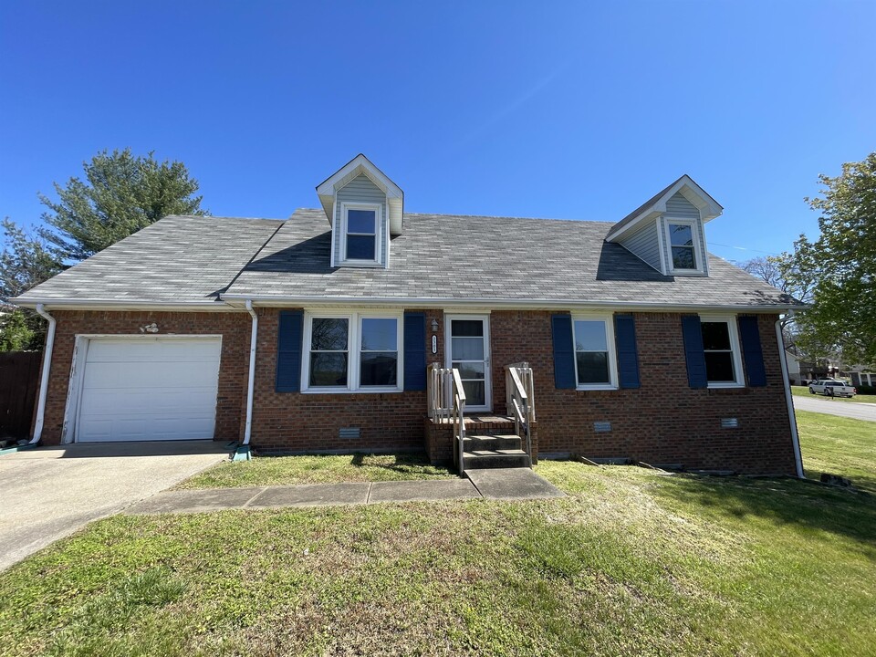 2301 Sherwood Hills Ct in Clarksville, TN - Building Photo