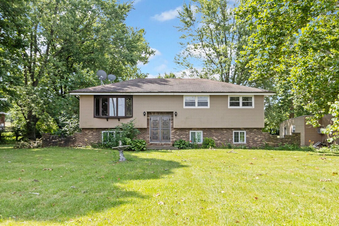 18215 W Schweitzer Rd in Elwood, IL - Building Photo