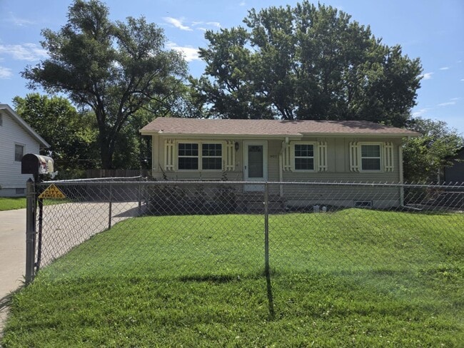 property at 1405 Bel Air Dr
