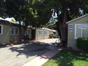 Robin Street Apartments in San Leandro, CA - Building Photo - Building Photo