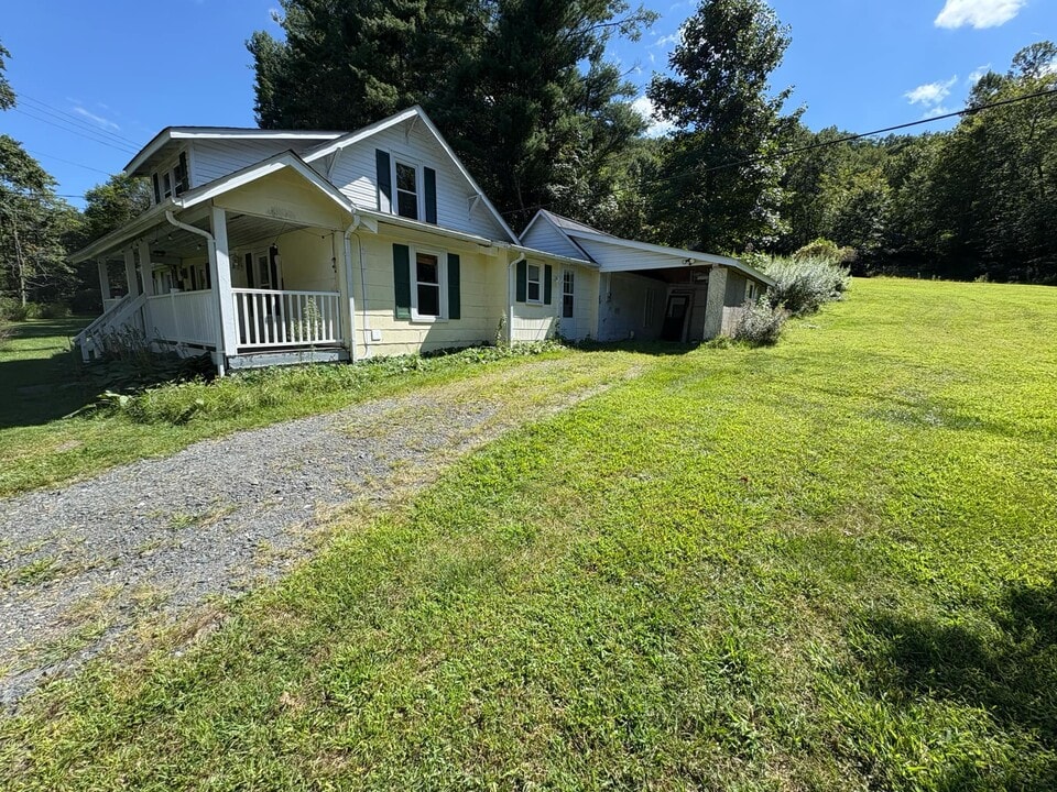 165 V L Moretz Rd in Deep Gap, NC - Foto de edificio