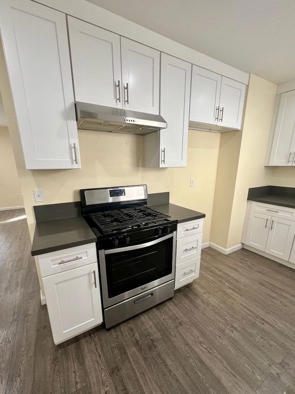 429 E Cedar Ave in Burbank, CA - Foto de edificio - Building Photo