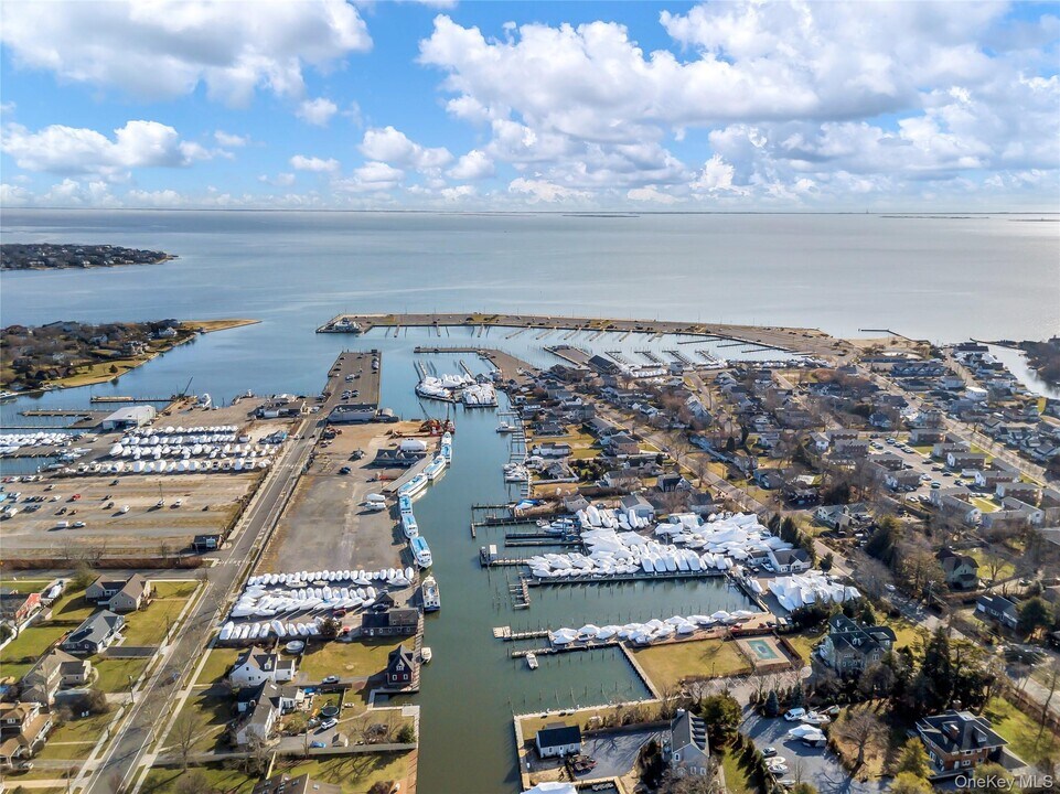 18-20-20 4th Ave in Bay Shore, NY - Building Photo