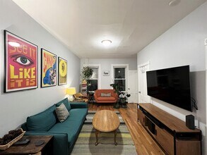 64A Beacon St, Unit 2 in Somerville, MA - Foto de edificio - Building Photo